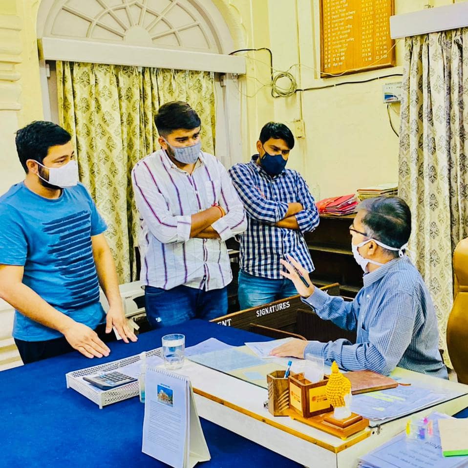 BhakarJnvu's tweet photo. विश्वविद्यालय के नया परिसर में अवैध रूप से हो रही पेड़ों की कटाई को रोकने के संबंध में #जिला_कलेक्टर को ज्ञापन सौंप कर अवगत करवाया...
         अरुण भाकर 
अध्यक्ष पद हेतू JNVU जोधपुर https://t.co/uwuXYdP8LJ