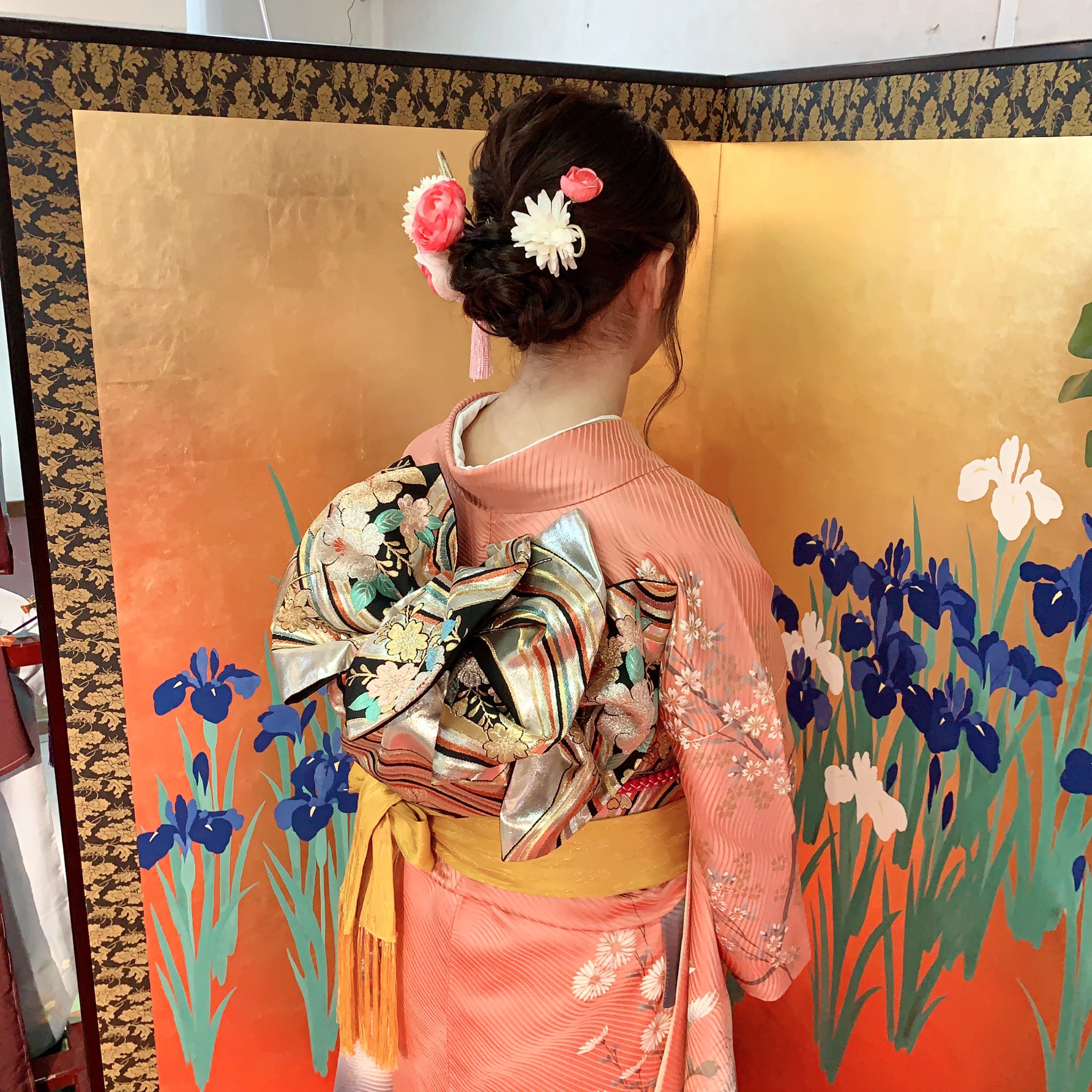 きもの 振袖 まつき苑 天文館 柔らかいサーモンピンクにグレー掛かった紫のボカシが上品に全体の雰囲気を引き締めているお振袖 ふんわりとした髪型もピンクとホワイト中心な髪飾りも可愛らしいですね まつき苑 まつき苑前