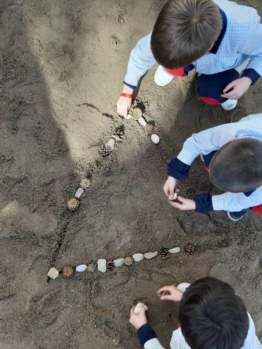 Hoy os enseñamos una de nuestras últimas propuestas en las aulas de infantil: crear mandalas de forma cooperativa con nuestros materiales naturales.