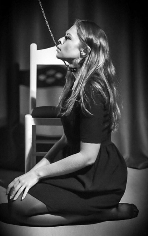 девушка со стеком. унижение суки. унижение суки. женщина в ошейнике. подчинение женщины мужчине.