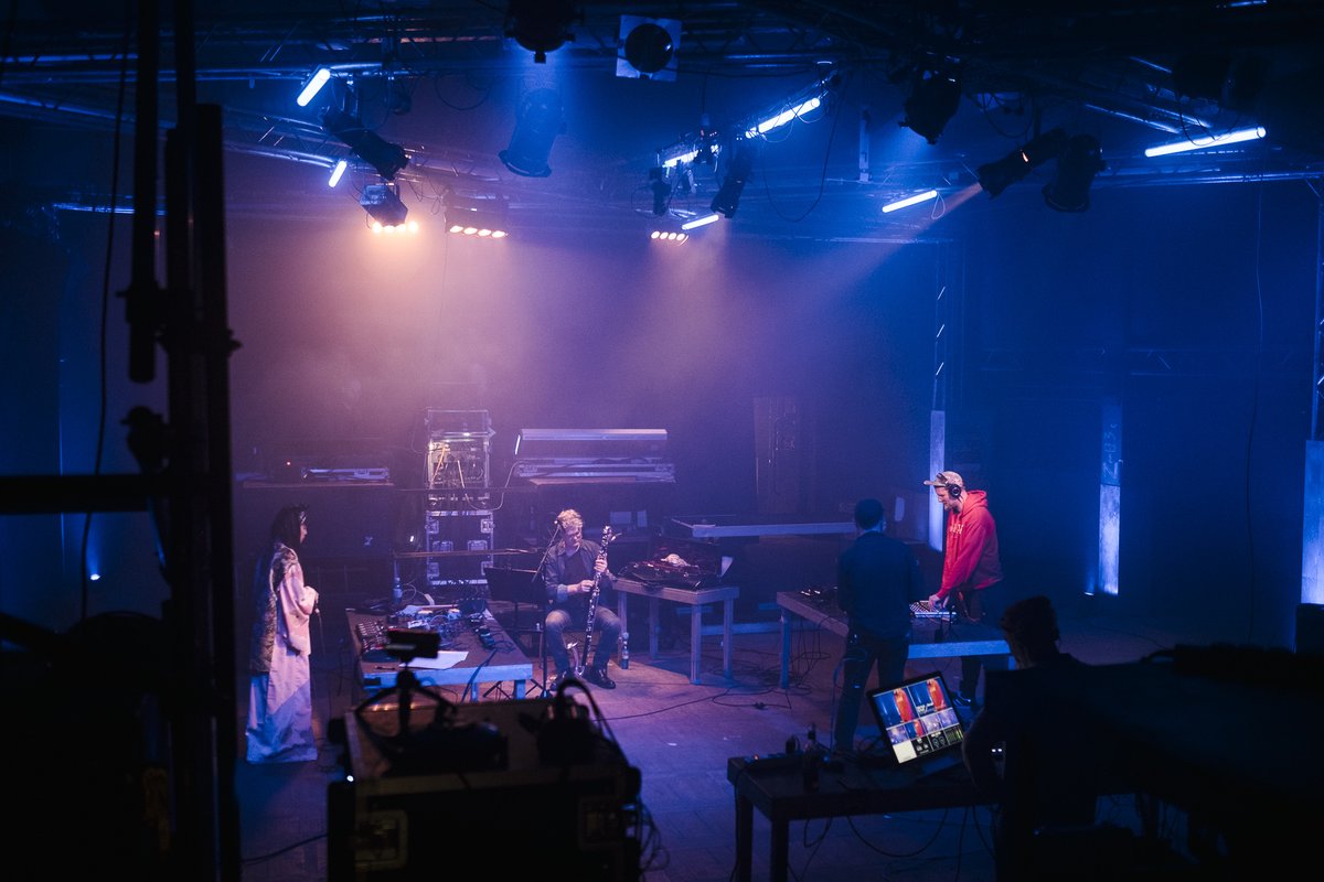 Gewandhaus's tweet photo. HEUTE 20:00 LIVE! @KikiHitomiUK, unser Bassklarinettist Volker Hemken & @DisruptJahtari in der dritten & letzten öffentlichen Probe für ihr gemeinsam erschaffenes Werk »Cosmic Threads«. #TWOPLAYTOPLAY
▶️https://t.co/2KwIyU2ENP
▶️https://t.co/l3oQeH9e0b
▶️https://t.co/N6L1ot2RCP https://t.co/QlToTKY5cV