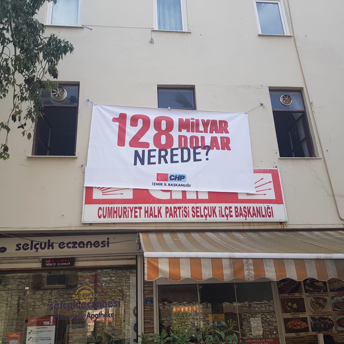 ChpSelcuk's tweet photo. "128 milyar Amerikan dolarından söz ediyorum. Ne oldu bu para?  Önce 'Veznede, kasada duruyor' dedi, sonra 'Pandemide kullandık' dedi.  Hepsi palavra. Yalan söylüyorlar!Bunun hakkını, hukukunu sormak; Beraber, birlikte sormak zorundayız" #KemalKılıçdaroğlu #128MilyarDolarNerede https://t.co/QyanbOnAQj