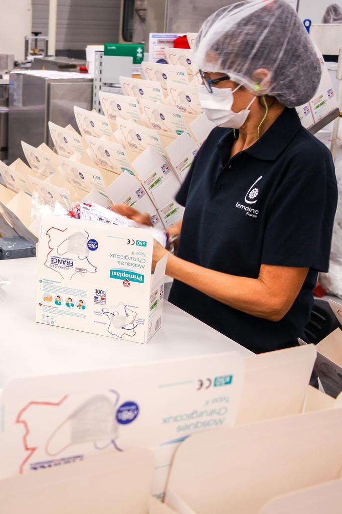 Leclerc_MEL's tweet image. 🇫🇷 Ca y est, nos masques @Leclerc &quot;Made in France&quot; arrivent en magasin ! Non seulement ils sont fabriqués dans l’Orne, mais à partir de composants eux-mêmes français ! Et à 4,85 euros la boite de 50 masques, on n’est pas nul par rapport aux masques chinois. 😁