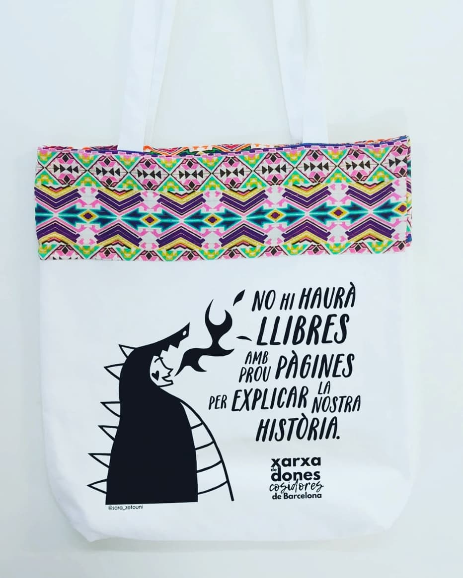 Arriba la campanya Sant Jordi a tota màquina!!! Des de la Xarxa de Dones Cosidores volem continuar equipant el taller per seguir assumint comandes. Ajuda'ns a aconseguir-ho! Reserva la teva bossa + llibre sorpresa per 12€ a hola@donescosidores.org o Instagram @donescosidores