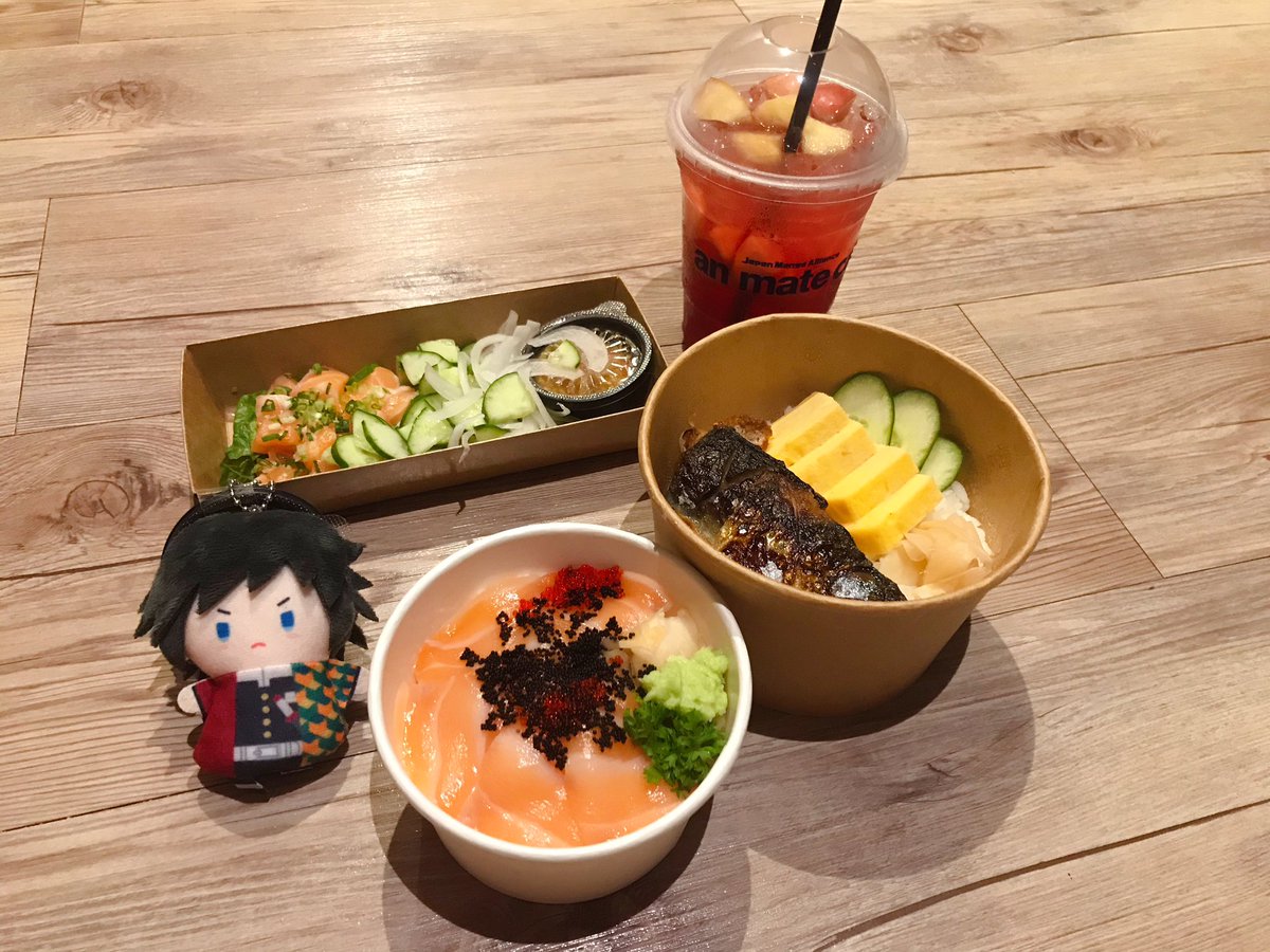 คบกันมาจะสี่ปี แฟนเป็นคนที่ดูแลเราดีเสมอ ช่วงนี้คือเราทำโอทีเลิกทุ่มทุกคืน นี่ก็โทรไปบ่นว่า ช่วงนี้คงเจอกันน้อยนะ อยากกินแซลม่อนด้วยกัน กับอยากไปคาเฟ่แต่ไปไม่ทัน อยากกินน้ำสุคุนะ กลับมาถึงห้องคือเจอทุกอย่างในรูป แล้วคือบ้านแฟนอยู่ดอนเมือง เราอยู่เกือบสมุทรปราการอะแงงงง รัก 😭❤️❤️