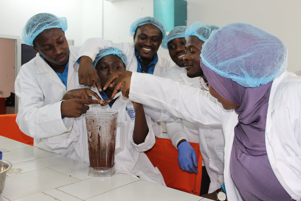 abidjan_net's tweet photo. #Societe #Découverte 

Ce lundi 12 avril 2021, les étudiants de l' @IUAAbidjan ont produit, grâce à l'appui technique de M. Axel Emmanuel, un chocolat noir unique au monde, pur à 70% et un autre au lait de cajou assez original imprégné de noix de cajou. https://t.co/Mhy3IJoyNz