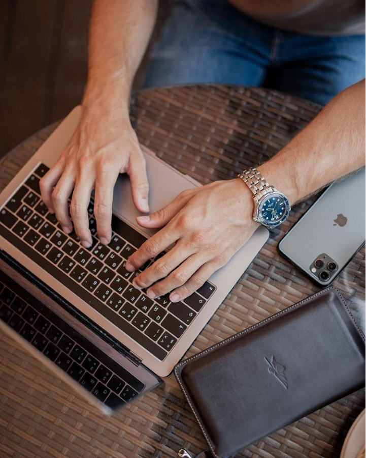 For travel enthusiasts or just people who prefer to keep all of their documents in one safe place.😎

#smartwallet #menswallet #cardwallet #slimwallet