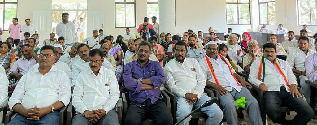 NadeemjavedINC's tweet image. बेलगाम (कर्नाटक) लोकसभा उपचुनाव के लिए आज ज़िला कांग्रेस कमेटी, मुख्यालय पर @INCminority के बूथ प्रभारियों के साथ लम्बी चर्चा की। यहां पर सभी साथियों ने संकल्प लिया कि वे बूथ स्तर पर पूरी शिद्दत से काम करके उपचुनाव में पार्टी की जीत सुनिश्चित करेंगे।