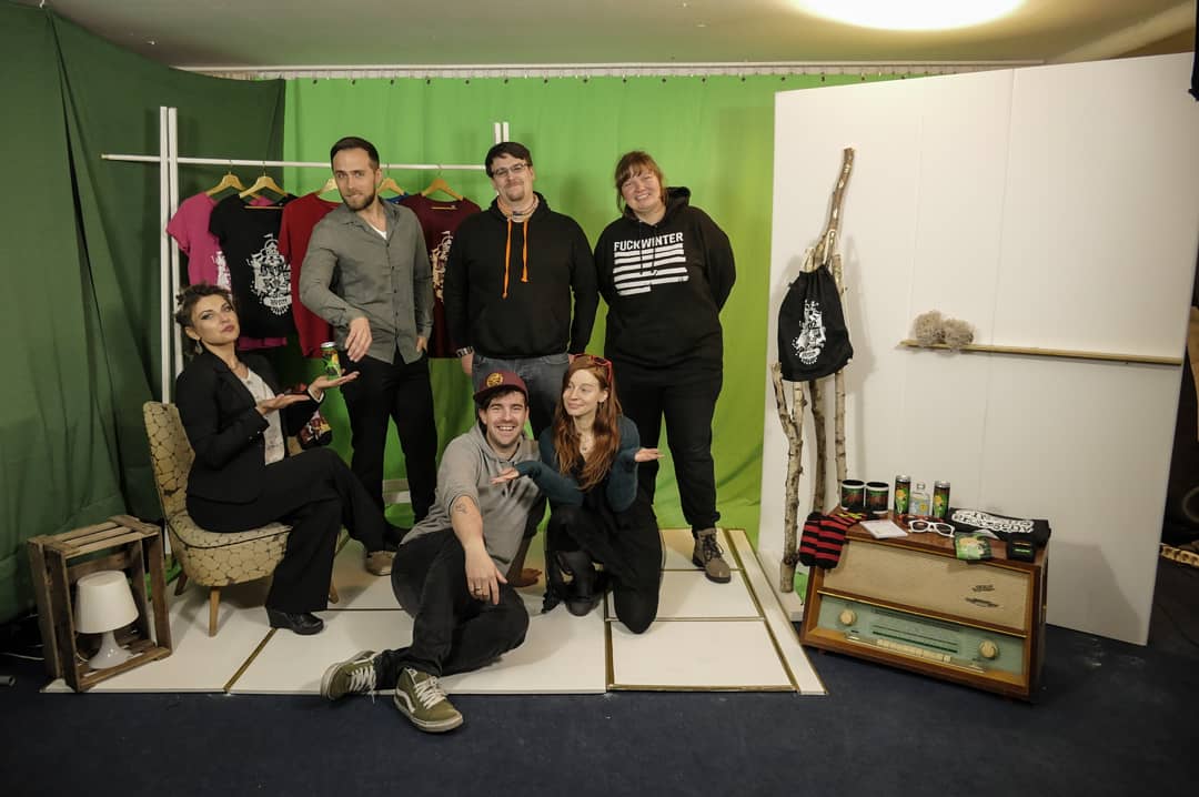 Ein weiterer toller Musikvideodreh liegt hinter uns. Bald gibt es einiges zu sehen!
.
Der Stream geht heute um 18Uhr (CET) auf <a href="/rockradio/">Rock Radio</a>.de los
.
#rockradio #handiclapped #musicvideoshoot #musicvideoproduction #lumixphotography #lumixg9 #musicvideoset #setdesign #greenscreen