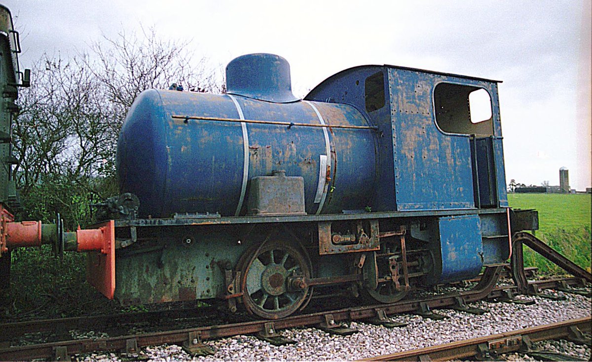 Ranaroth2's tweet photo. 0-4-0 OC fireless. W.G.Bagnall works no. 2473, 1932. Ex. Huntley & Palmers, Reading. Ex. Chosley & Wallingford Railway & Preston Steam Services. Now at Model Farm, Bradford. Photos: Bishops Lydeard, 02.07.1989 / 2001. #railway #steam #locomotive #fireless #Bagnall #BishopsLydeard https://t.co/IeAU3RB8SH