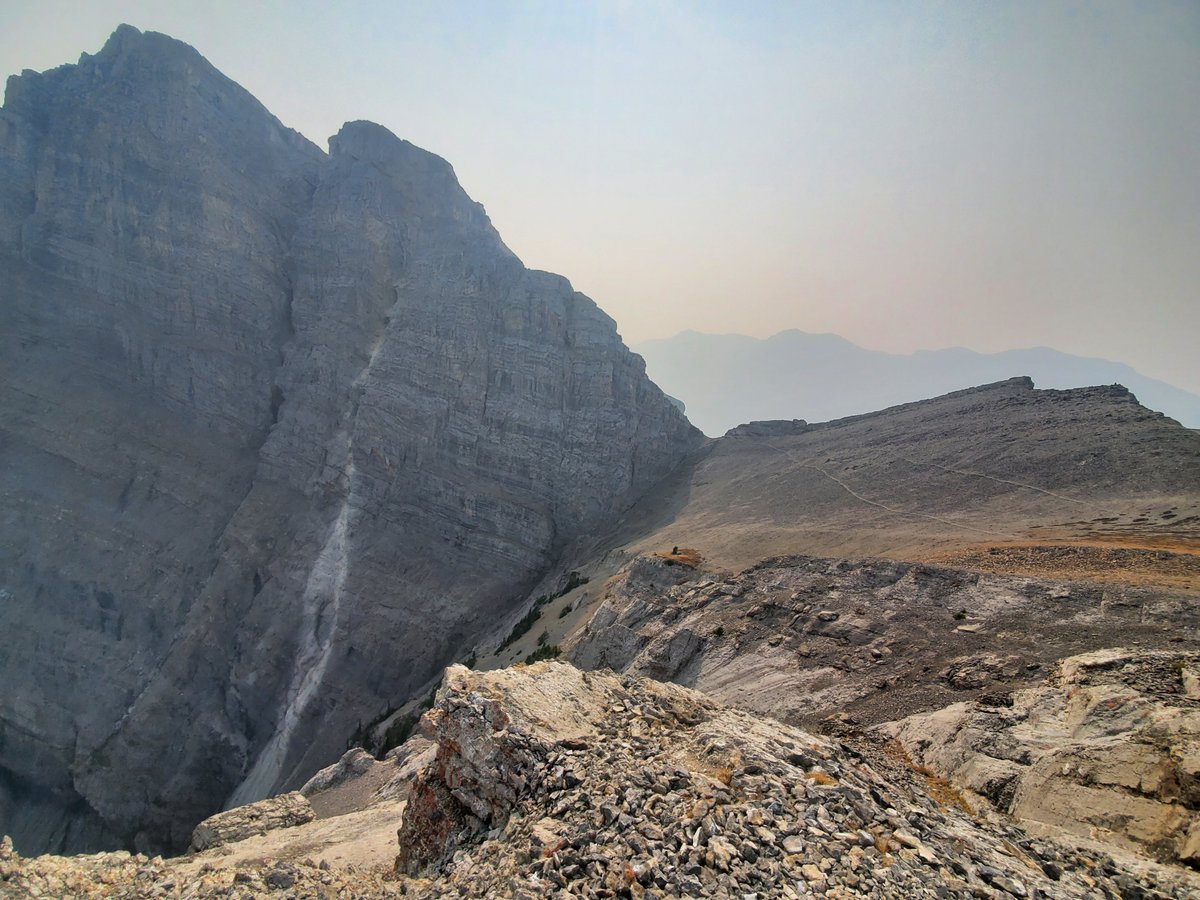 NateValeriote's tweet photo. high up in the mountains where there are no trees
#canmore #alberta #haze #hiking #mountans @StormHour @ThePhotoHour @PicPublic #adventure @LensAreLive https://t.co/6SazJZnAW2