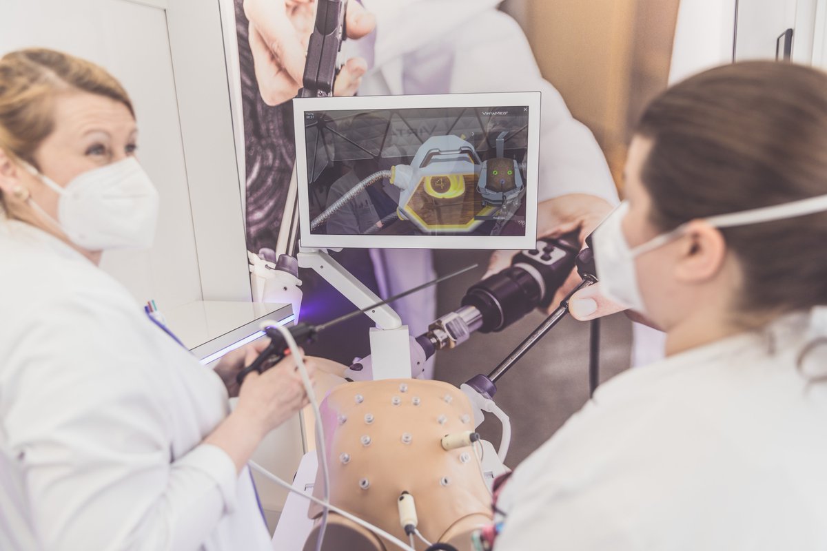 VirtaMed's tweet image. #VirtaMedOnTour in Berlin
“I perforated the uterus!” 
Luckily, only in simulation. Our mobile simulation lab is at Martin Luther Krankenhaus and for the first time, we are training on the new MyoSure® module!
#medicalsimulation #simulatortraining #gynecology #VirtaMedEd #MyoSure