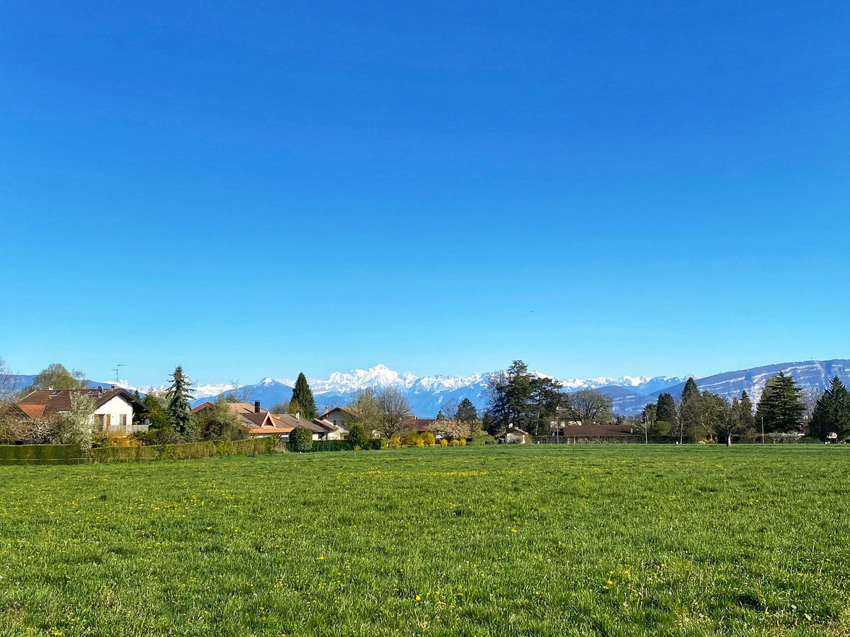 ot_pays_de_gex's tweet photo. C’est plutôt sympa le #teletravail dans le #PaysdeGex et sa station #MontsJura 🥰🏔 Vous ne trouvez pas ? 😉 Avec ce beau soleil 🌞 #paysage #MontBlanc #Prevessin #campagne https://t.co/ua8A5GHj3b