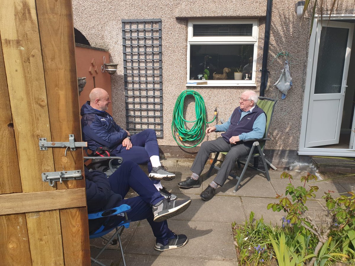 💙 Next stop on our #EFLDayOfAction is garden gate visits for our Dementia Friendly Afternoon participants

Keith is currently visiting regular attendee and ex-footballer Richard who is telling Keith all about his footballing career

#TRFC #SWA