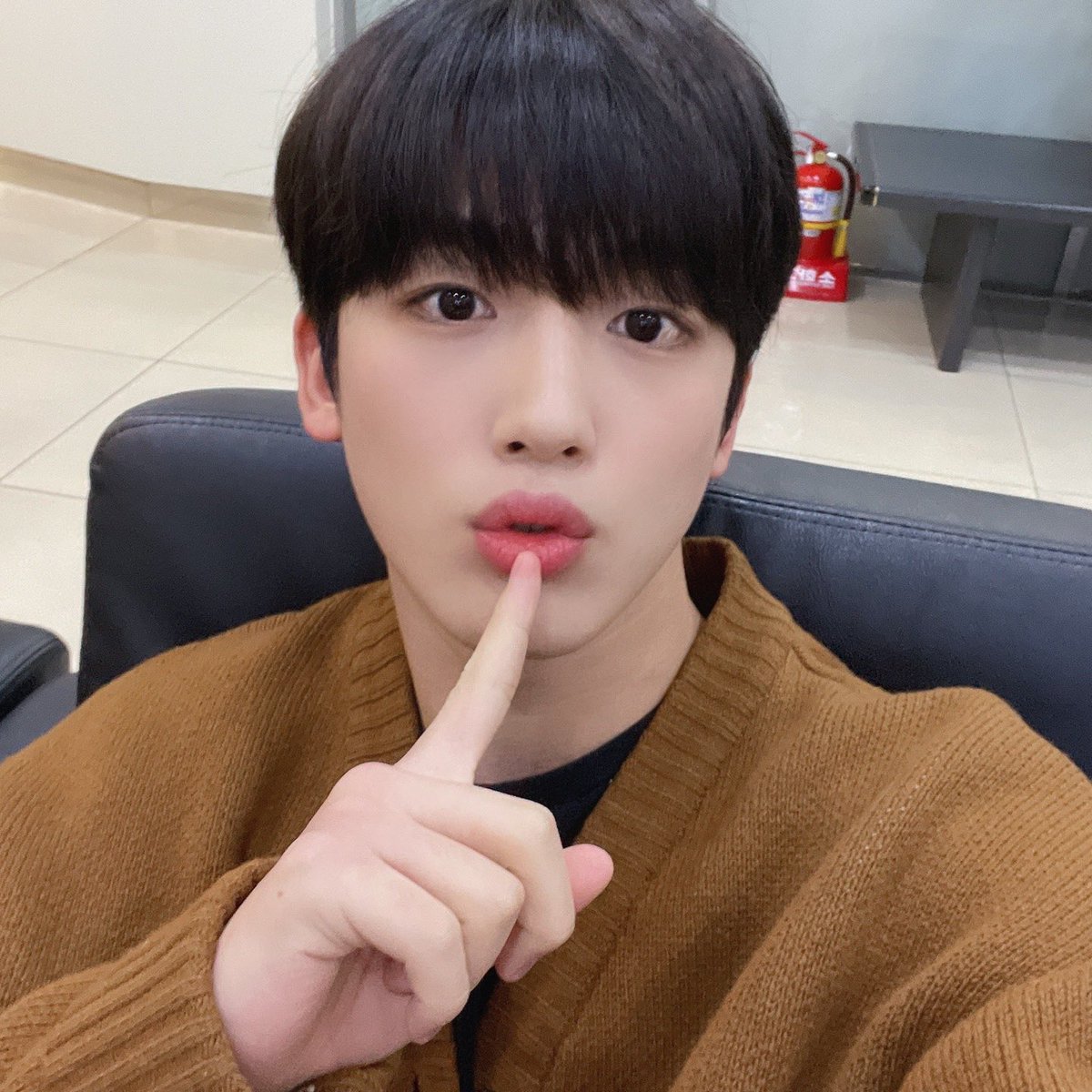 WEi__Official's tweet photo. 동글동글 귀여움이 넘치게 나타난 요한이의 목소리로 가득했던 볼륨🎵
자연스레 빠져드는 매력둥이 요한이와 행복한 저녁 보내시고 예쁜 꿈꾸는 밤 되세요🌕

#위아이 #WEi #김요한 #KIMYOHAN https://t.co/A5TfBVPrgc