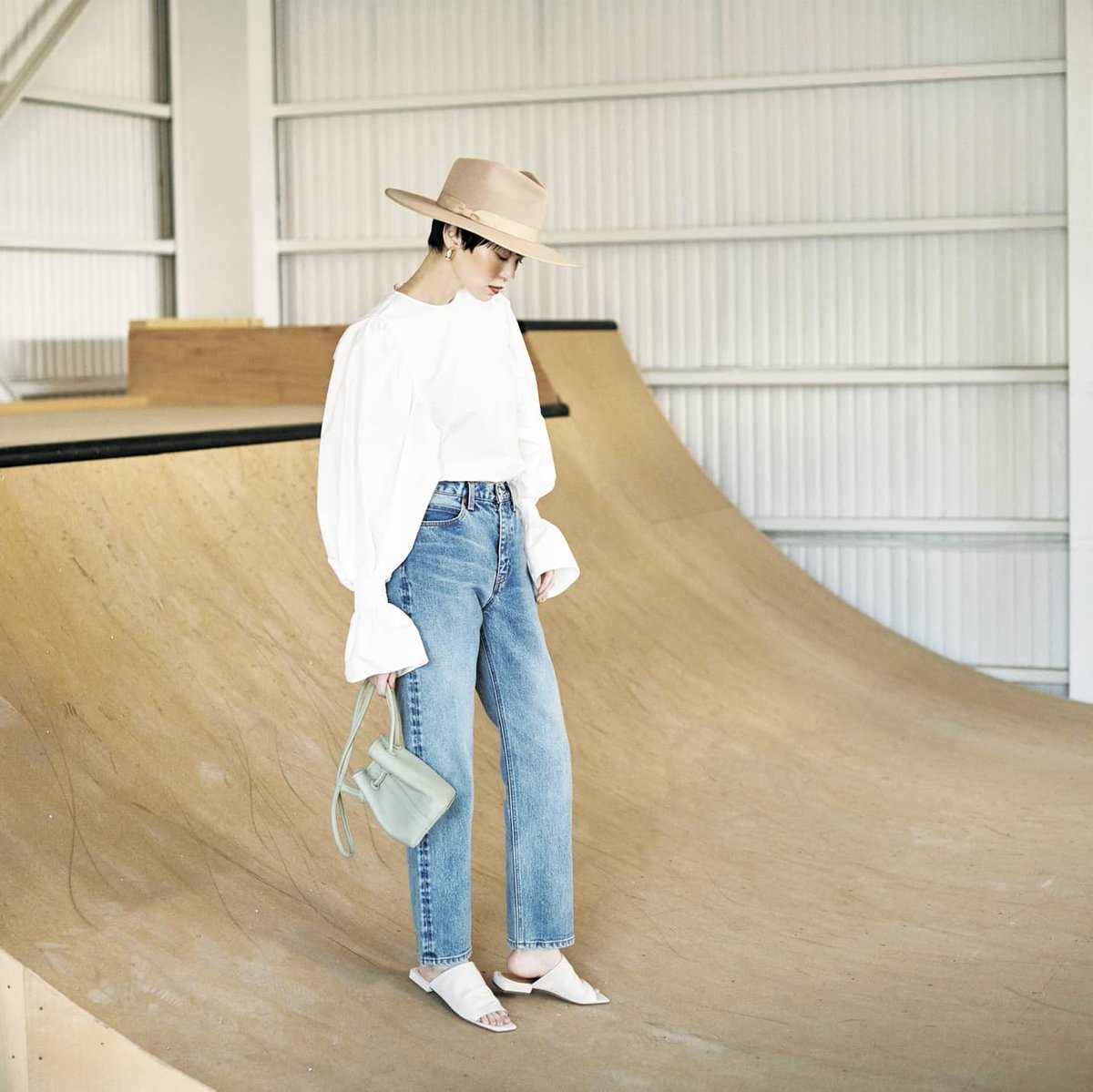 Gina__official's tweet photo. #GinaSpring 「SPRING DENIM 30LOOKS」👖手持ちのブルーデニムを今っぽく着こなすには、鮮度の高いトップス選びが肝心！ 
ボリューム袖のトップスや背中開きデザイン、ロング丈ジャケットなどがマンネリ打破に有効です⭕ 
早速明日のコーデの参考に✔️ https://t.co/2eKx8GmCJ1