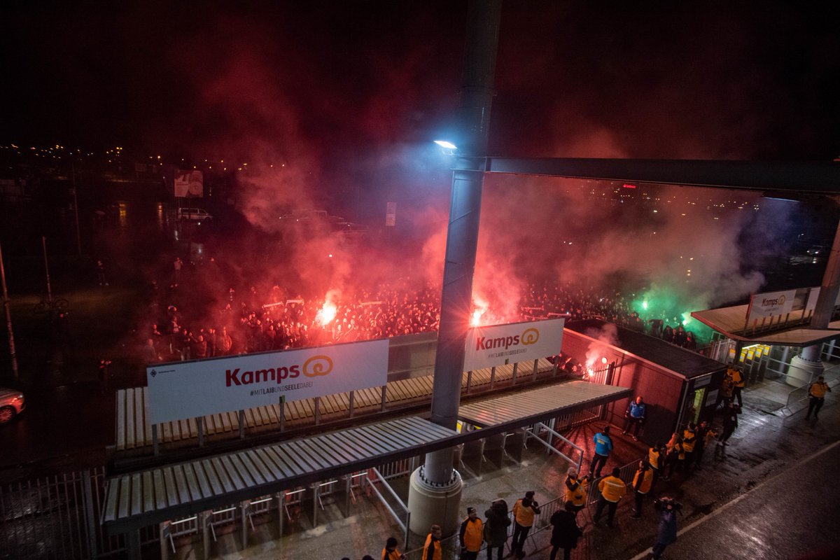 Borussia Dortmund fans let off fireworks outside the Manchester City hotel at 2.45am, 4.30am and at 5.30am this morning.

🧨🧨🧨