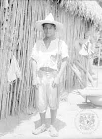 LinerioTabatha's tweet photo. La vestimenta de #Hombres consta de pantalón blanco, camisa de 3 botones, cuello redondo, sombrero chontal, guarache, paliacate rojo y morral de hilo. https://t.co/xKNB8RrcbT