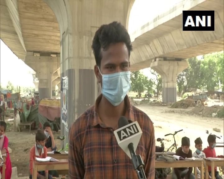 दिल्ली के मयूर विहार फेज-1 में एक फ्लाईओवर के नीचे चल रहा स्कूल. बच्चों को मुफ्त शिक्षा दे रहे शिक्षक. 

हो कहीं भी आग, लेकिन आग जलनी चाहिए.

(साभार: ANI)