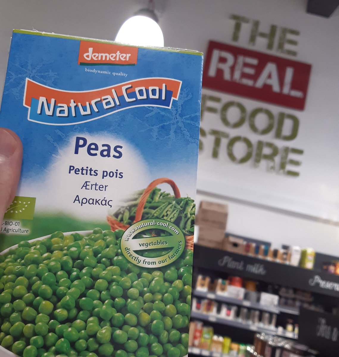Frozen peas are a great source of vitamin C and are super easy to cook with, but often come wrapped in so much plastic. 

These ones are #Organic and #PlasticFree so you can enjoy their benefits without costing the 🌍

We're open Mon-Sat 9 -5