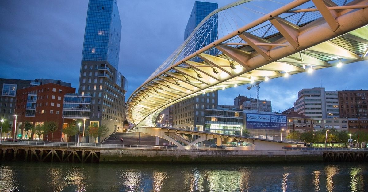 Y ahora, #TECKMEX con <a href="/EfrainFoglia/">Efraín Foglia</a>. 
 
¿Podemos valernos de la tecnología para mejorar nuestra vida en las ciudades? La ciudad, eso que llamamos “hogar”, y que muchas otras personas la odian o la aman, es un ecosistema tecnológico sumamente complejo. 

🎧 bit.ly/Hack853