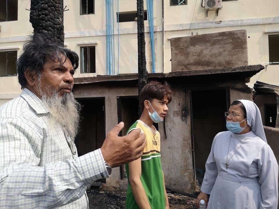 Treasur87195737's tweet photo. Regarding the fire incident that made many muslim families homeless,Catholic sisters and Buddhist monks donated food supplies. 

This is a sign that we are winning already 

No Junta can incite hatred within civilians because our hearts beat as one #Apr14Coup #CondemnDeathPenalty https://t.co/3Zw1CgHhzI