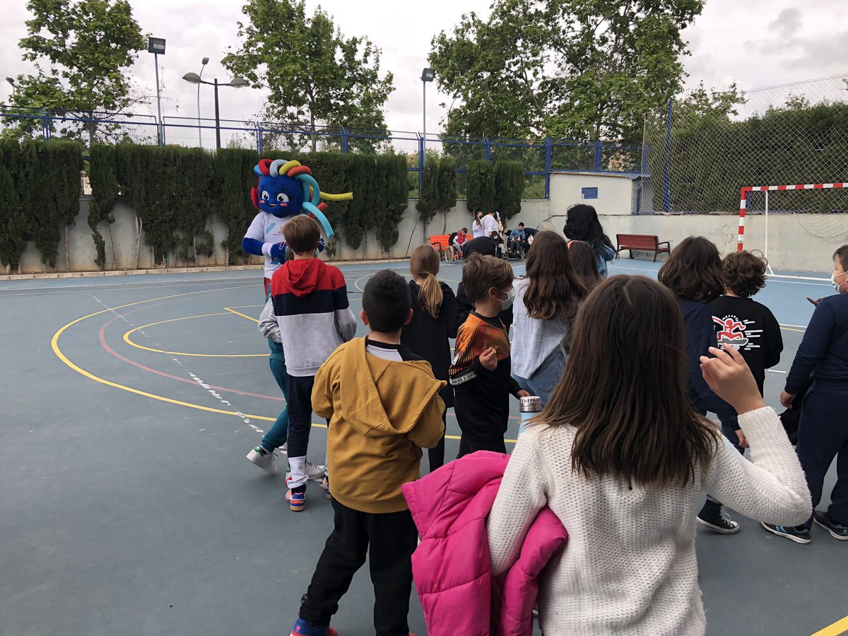 ¡El <a href="/EuroBasketWomen/">FIBA Women's EuroBasket</a> va al cole! Hoy al colegio Juan Comenius. Allí están ya las leyendas Fernando Romay (<a href="/fernandoromay1/">fernandoromay</a>) y Piluca Alonso (<a href="/AlonsoPiluca/">Piluca Alonso</a>) con la mascota Lola