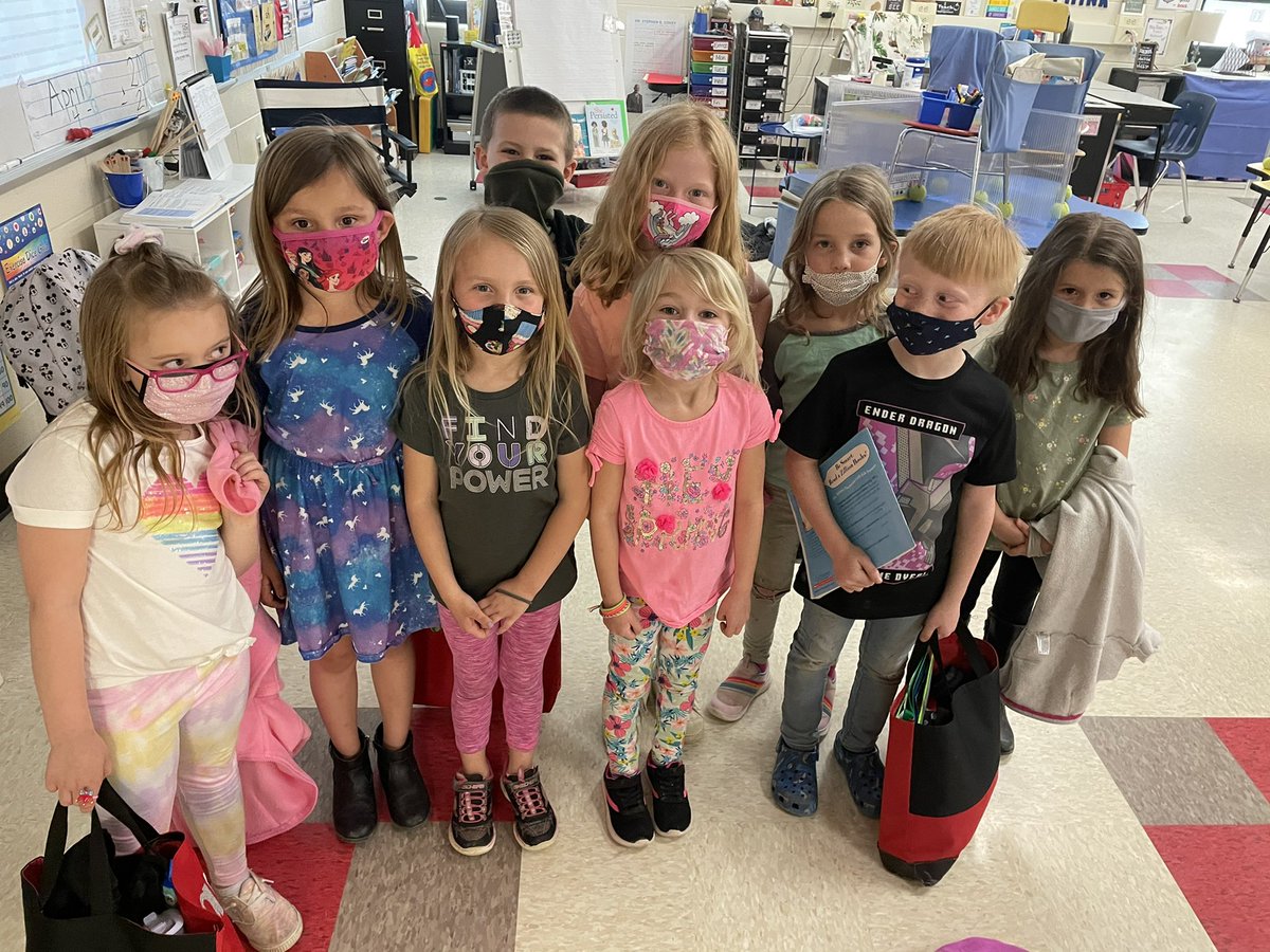 MissKear_K3's tweet photo. #KearsKinders kicked off Kindness Week with celebrating uniqueness with unique socks and being proud of our best spring colors! #KindnessMatters #kindnessiscool #differentnotless #uniqueisbeautiful #rockwhatyouvegot https://t.co/WuDjQAmGzG