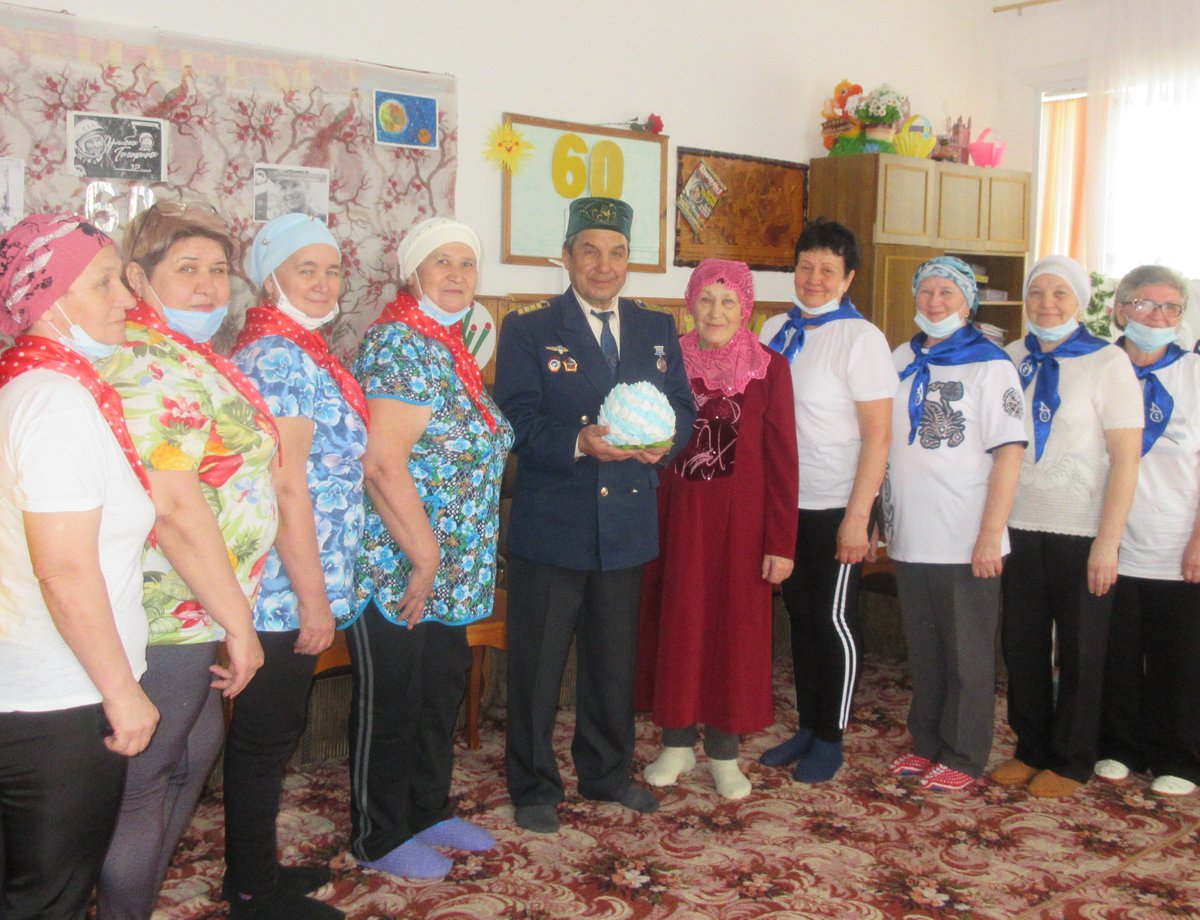 В преддверии дня космонавтики для получателей социальных услуг в ОСР с.Ст.Ермаково организовали встречу с ветераном труда гражданской авиации Фартдиновым Р.Г. Подготовили и провели весёлые старты. Участники получили массу положительных эмоций, заряд бодрости и хорошего настроения