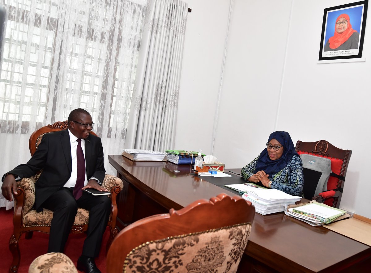 kaiyuntiyu666's tweet photo. #PICHA:Rais wa Jamhuri ya Muungano wa Tanzania Mhe. Samia Suluhu Hassan akiwa katika mazungumzo na Makamu wa Rais Mhe. Philip Mpango Ofisini kwake Jijini Dodoma leo tarehe 14 Aprili, 2021. https://t.co/iVgoQC0Qe3