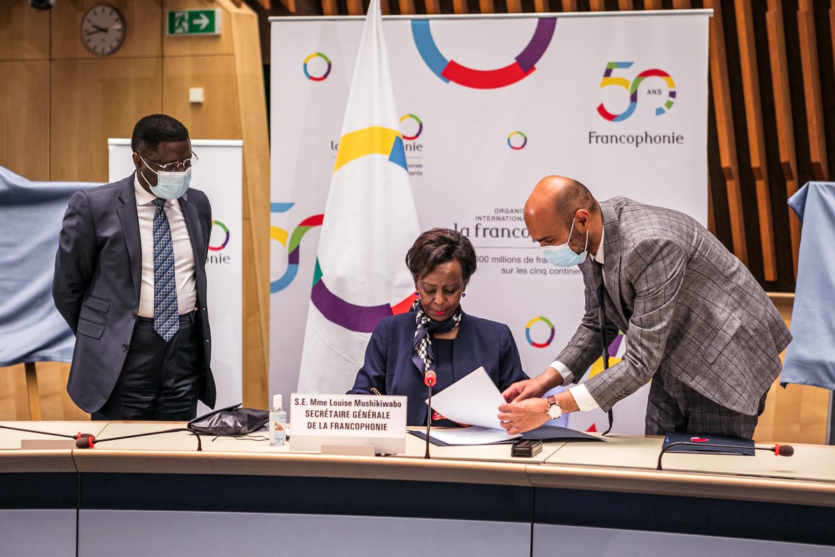 OIFrancophonie's tweet photo. .@LMushikiwabo et @DrTedros ont signé un Mémorandum d’entente entre la #Francophonie et @WHO visant à renforcer l’accès à la santé dans les pays francophones et promouvoir la couverture sanitaire universelle y compris l’accès équitable aux #vaccins contre la #Covid19. https://t.co/nK6J74nyV2