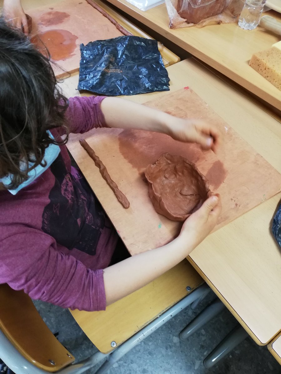 ZubiletaE's tweet photo. Modeling clay and learning about art at Zubileta Eskola. 4th grade students become artists on Tuesdays! Thanks for your help #zirrimarra.
#getxo #learnthroughart #imagineitcreateit https://t.co/JryC8YOIzE
