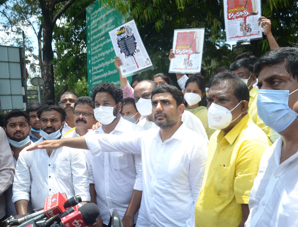 naralokesh's tweet photo. .@ysjagan బాబాయ్ వివేకానంద రెడ్డి హత్య జరిగిన రోజు గుండెపోటుతో చనిపోయారని వైసీపీ నేతలు మొదట చెప్పారు. మూడు గంటల తర్వాత పోలీసుల విచారణలో ఆయనది హత్య అని తేలింది. పోస్టుమార్టం జరగకముందే సాక్ష్యాలన్నీ చెరిపేశారు.(1/4)
#WhoKilledBabai https://t.co/bdYhMx9tEj