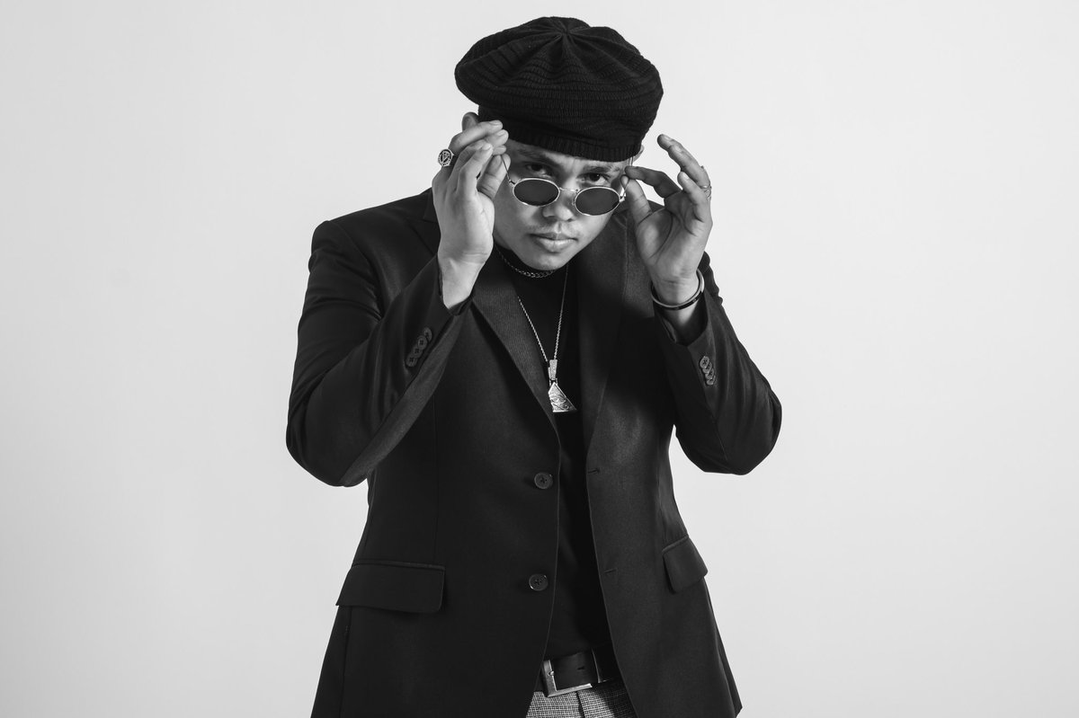 TankBautista's tweet photo. Few people deserves to see the real eyes. 😎
:
📺 https://t.co/GTR4wXNpq0 1st MV
🎶 https://t.co/uP5eqdLEsv
New Music
📸 @simmmayo
#TankBMusic #ConstruckMusic #BoysJustWannaHaveFun https://t.co/rS1K14pqbW