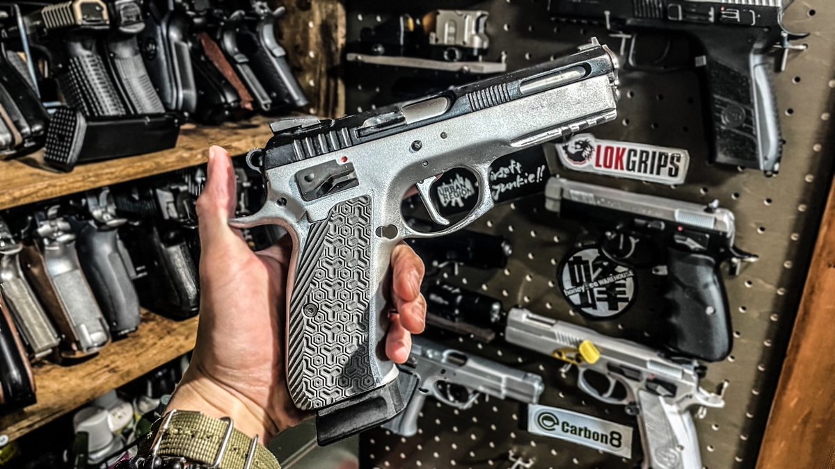 janedoe_cz75's tweet photo. LOKGRIPSのTHIN薄型Matrix
ソリッドグレー🐺手に入れた‼️
薄くてめちゃ握り易くて近代的デザインでカッコいいとか最高か！👍❤️
#cz #czusa #czub #Českázbrojovka #czsp01 #czguns #lokgrips #cz75 #carbon8 #carbon8cz75 

※carbon8 cz75取付には加工が必要なので購入検討の方は以下参考に〜 https://t.co/3popqAa9H3