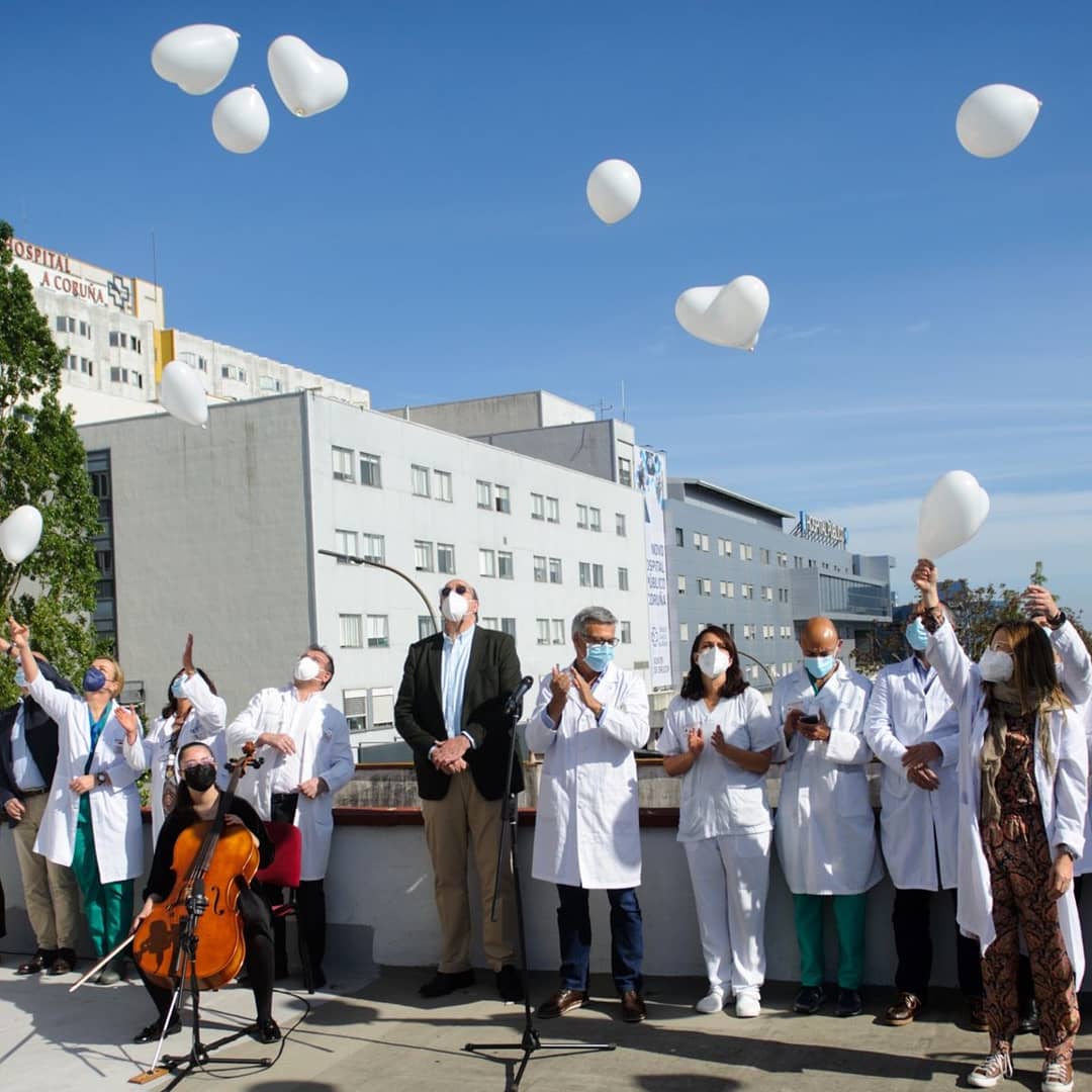Corazones blancos en el Chuac por todos los pacientes de covid y sus familias