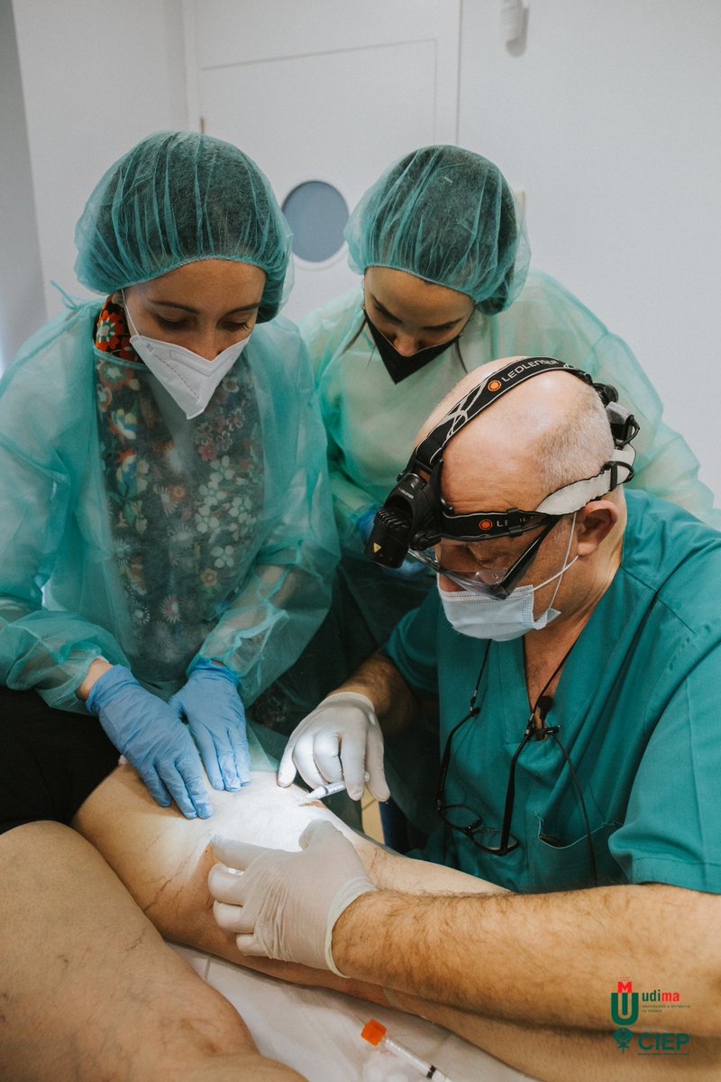 CIEPostgrado's tweet photo. 📢En CIEP contamos con los mejores #profesionalesenmedicinaestética como el Dr. Carlos Boné. En esta imagen le podemos ver en una práctica de demostración y observación de fleboestética, ayudado por dos doctoras del #MásterenMedicinaEstéticadeCórdoba 💉
➡ https://t.co/KrnqWdu8wl https://t.co/r6UlBMoQt0