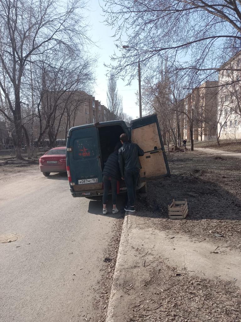 4uSmuJX25DU41CL's tweet photo. @SamaraProk Здравствуйте.  Прошу принять меры по незаконной торговле фруктами и овощами на газоне по адресу: пос. Мехзавод, кв.-7, д. 3, которую осуществляют продавцы Ларисы Демьяненко. Сотрудников полиции ОП17 незаставишь написать протокол, по всей видимости они берут с неё мзду https://t.co/NCDv7nX81b