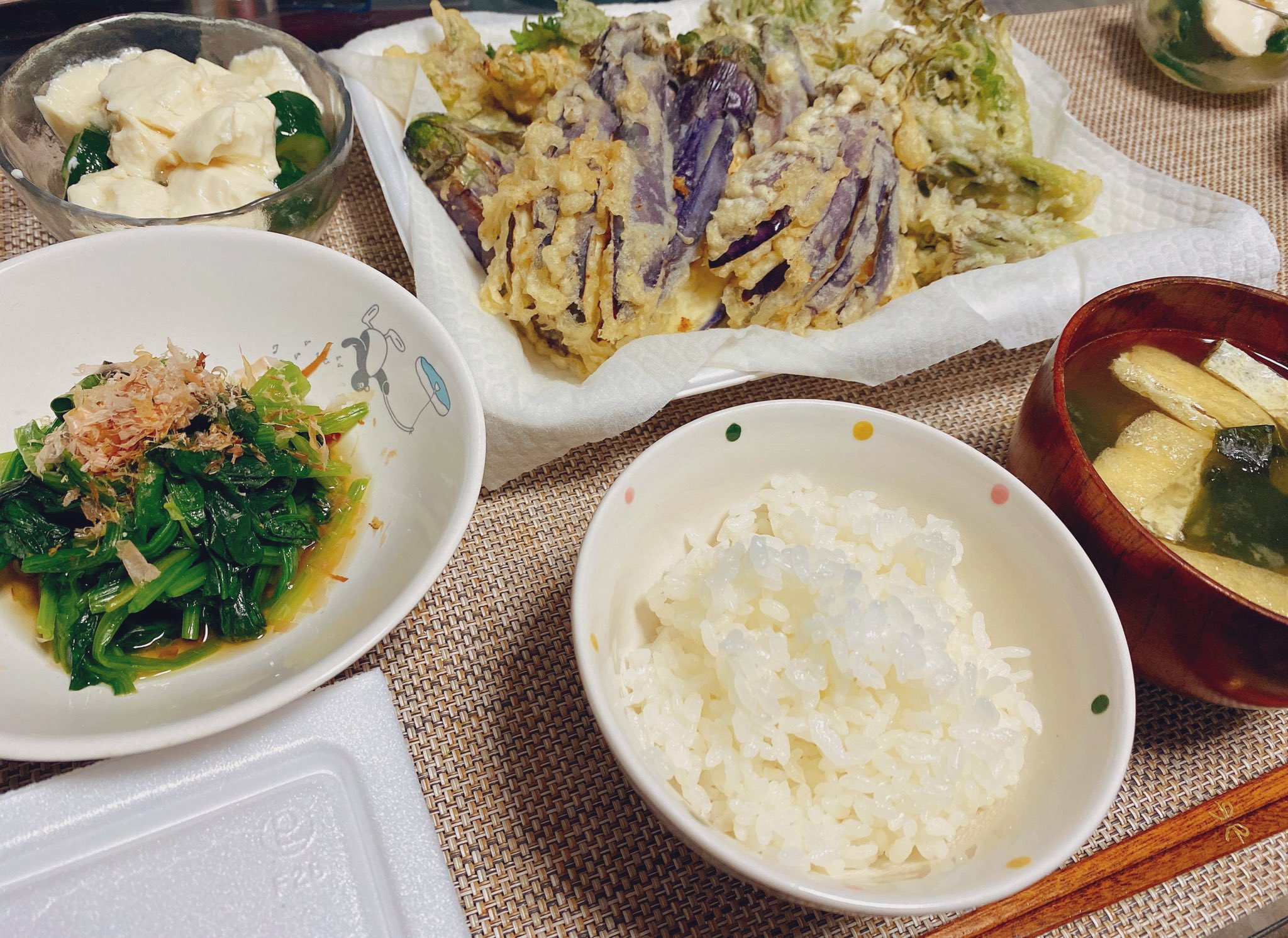 もい 実家から天ぷらもらったのでサラダとほうれん草のお浸しと味噌汁で和食にしました T Co Zt9ufshybl Twitter