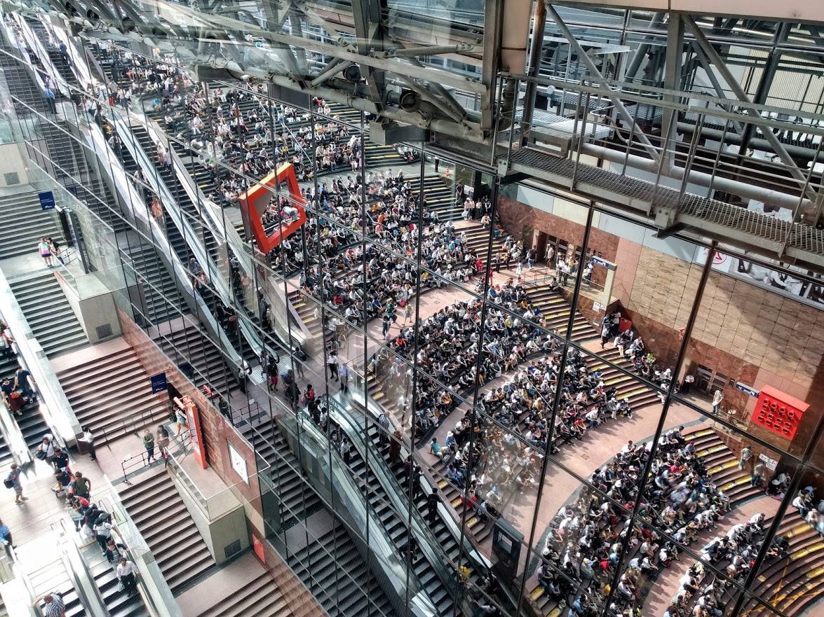 YforYes's tweet image. 大階段両側のガラスに映る群衆
＃京都駅　＃原広司　＃様相論