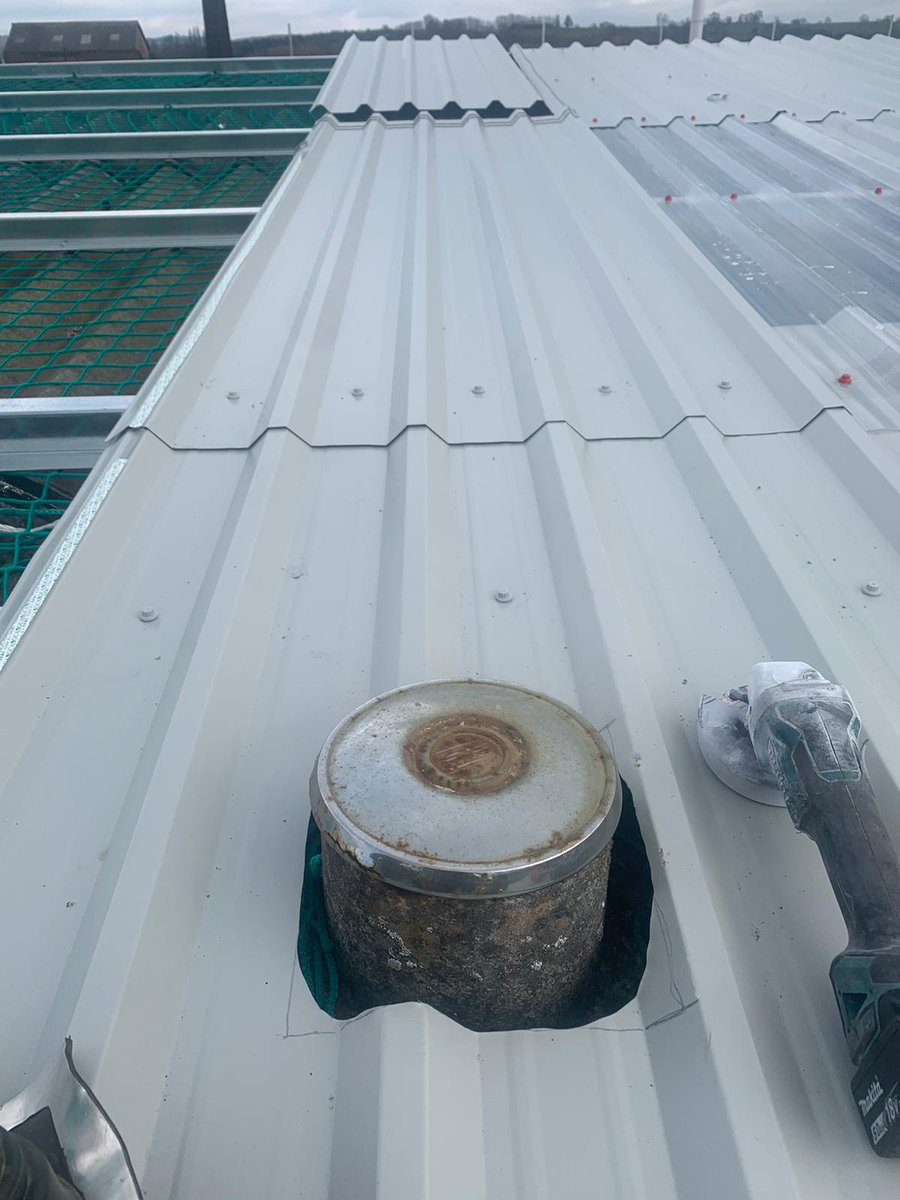 PracticalRoofCo's tweet image. Ongoing over-cladding project in Moreton in Marsh, including refurbishment of the gutter with a SIKA lining system #roofing #construction #healthandsafety