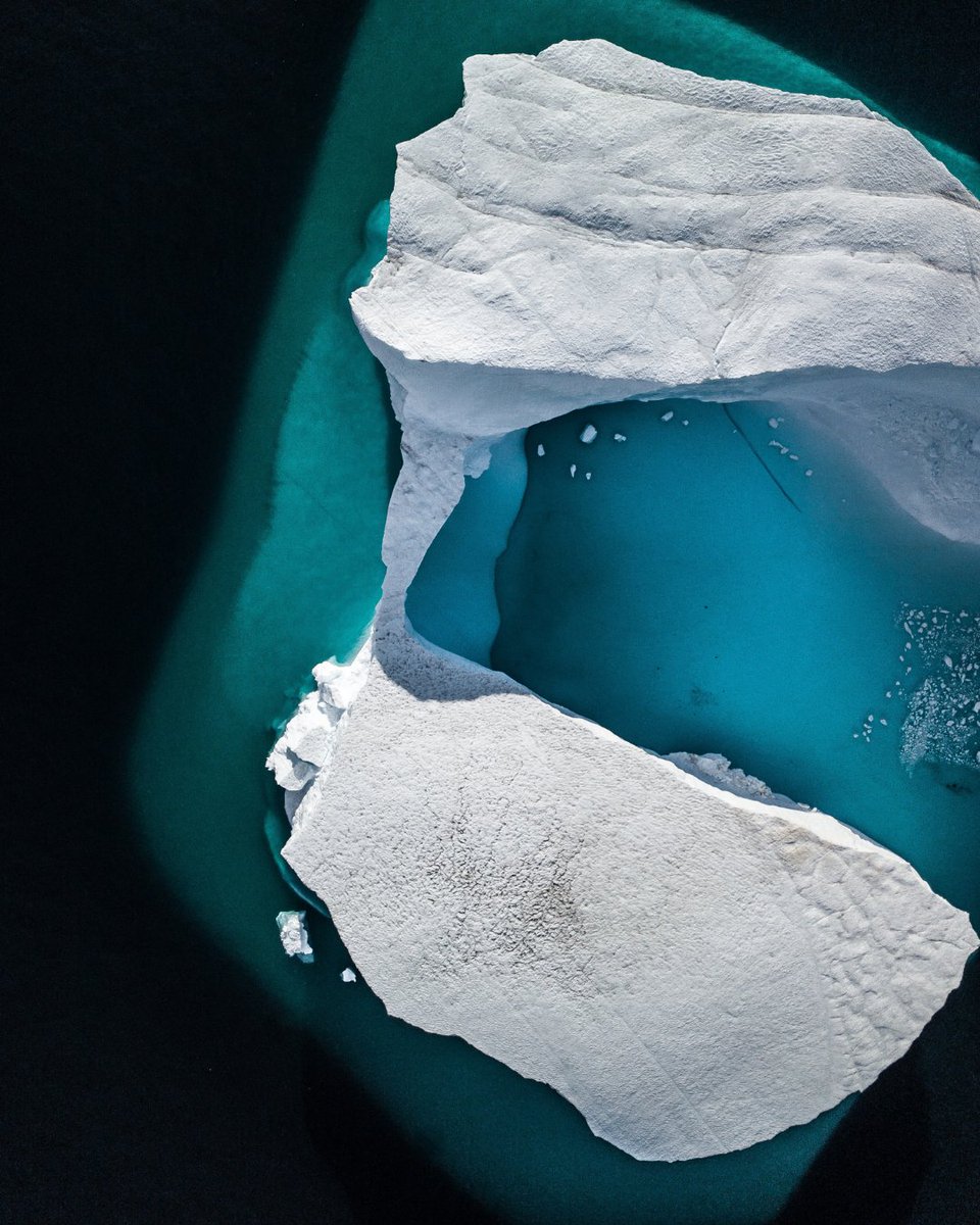 travelxp's tweet photo. Imagine flying over this huge Iceberg in the Arctic Ocean, chilling isnβt it?
#Travelxp #TravelxpLens #ArcticOcean https://t.co/6sY1EKvNeE
