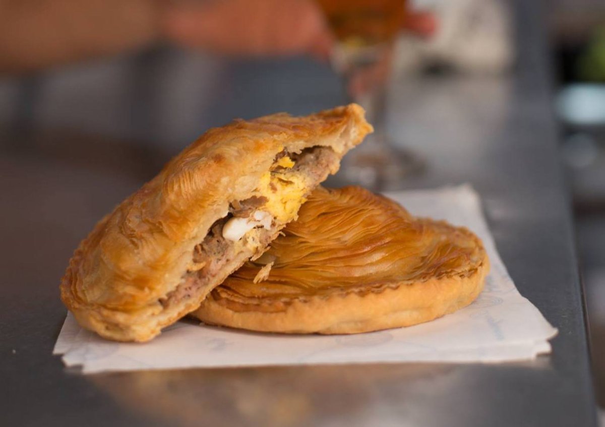 En barra o en mesa, por la mitad o entero, pero siempre calentito y crujiente acompañado de una caña. ¡Viva el pastel de carne! 🙌 #1001Saboresrm #RegióndeMurcia