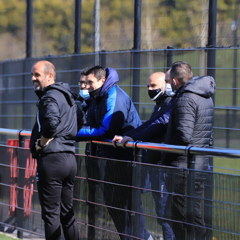 EAGuingamp's tweet photo. 🧤 Dans le cadre du CEGB Pro. Ronald Thomas recevait lundi et mardi, deux des responsables du pôle France Gardien de but. Ainsi que trois autres stagiaires.

🇫🇷 Pendant deux jours, ils auront pu voir évoluer nos 4 jeunes gardiens internationaux Français.

➕ d'informations ⤵️