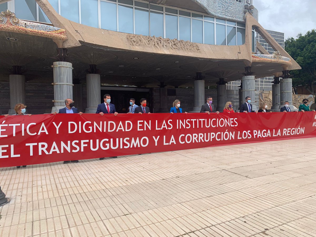 PopularTvMurcia's tweet photo. Pancarta en la puerta de la @asambleamurcia contra los tránsfugas
@CsRegionMurcia y @PSOE_RM piden la dimisión de @LopezMirasF
📺Estos y otros titulares hoy a las 14:00h en #NRTM https://t.co/6a9T1UYimG