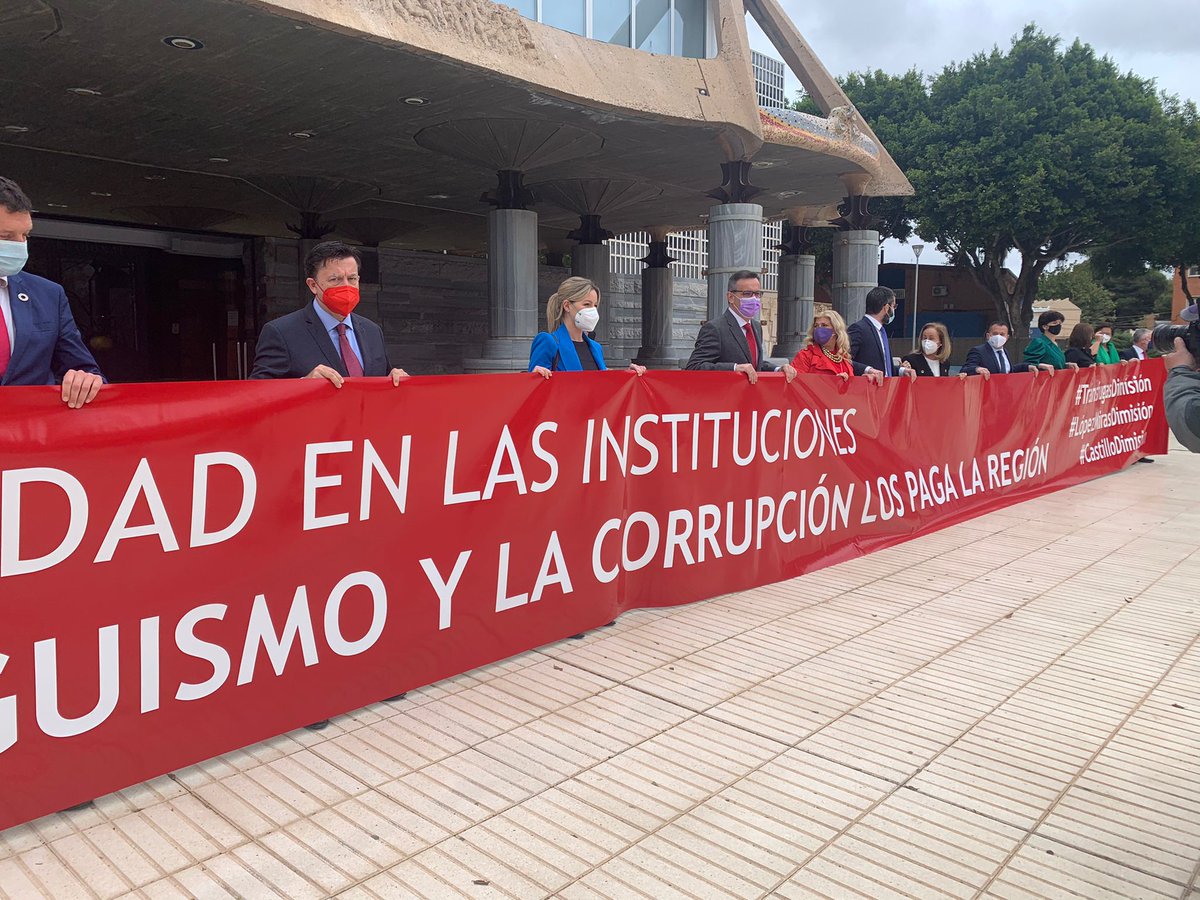 PopularTvMurcia's tweet photo. Pancarta en la puerta de la @asambleamurcia contra los tránsfugas
@CsRegionMurcia y @PSOE_RM piden la dimisión de @LopezMirasF
📺Estos y otros titulares hoy a las 14:00h en #NRTM https://t.co/6a9T1UYimG