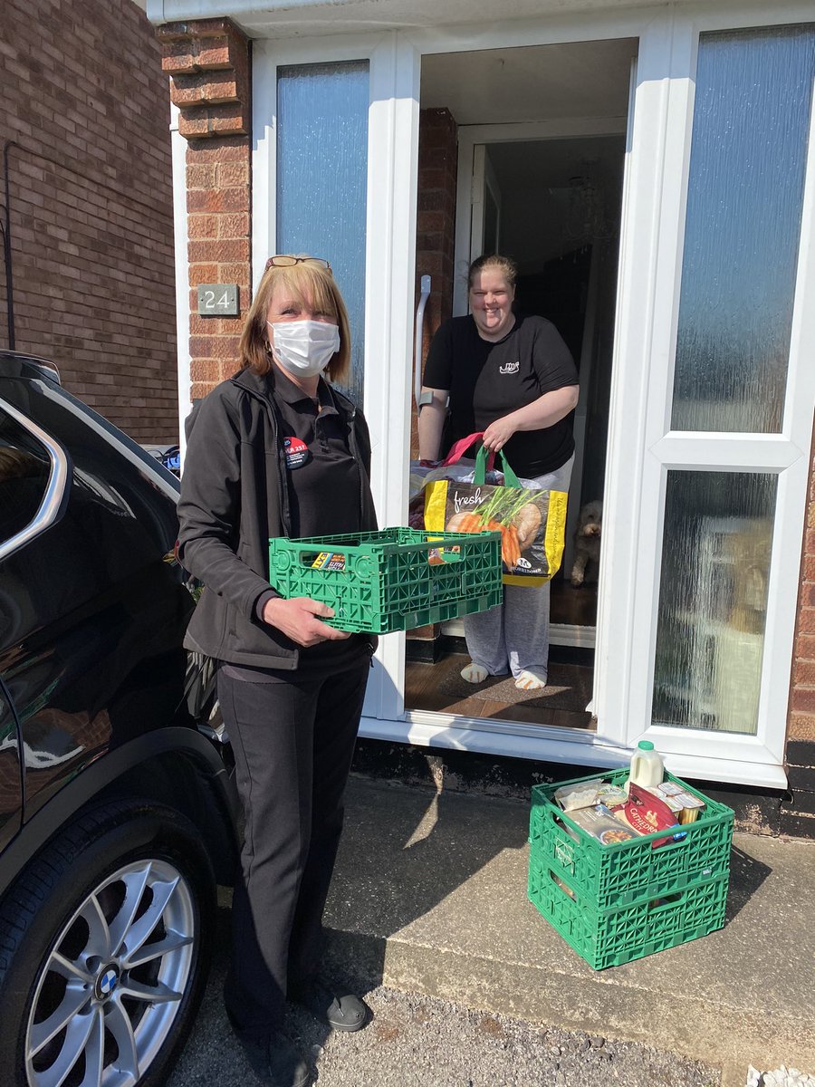First order of our new green home delivery service @ Hickings Lane Coop🚚 Our very own Sam providing excellent customer service 💪🏼 Great to be out in the community delivering to local customers 🙌🏻 #SnappyShopper #FirstofMany #Stapleford @ChrisBe73178233