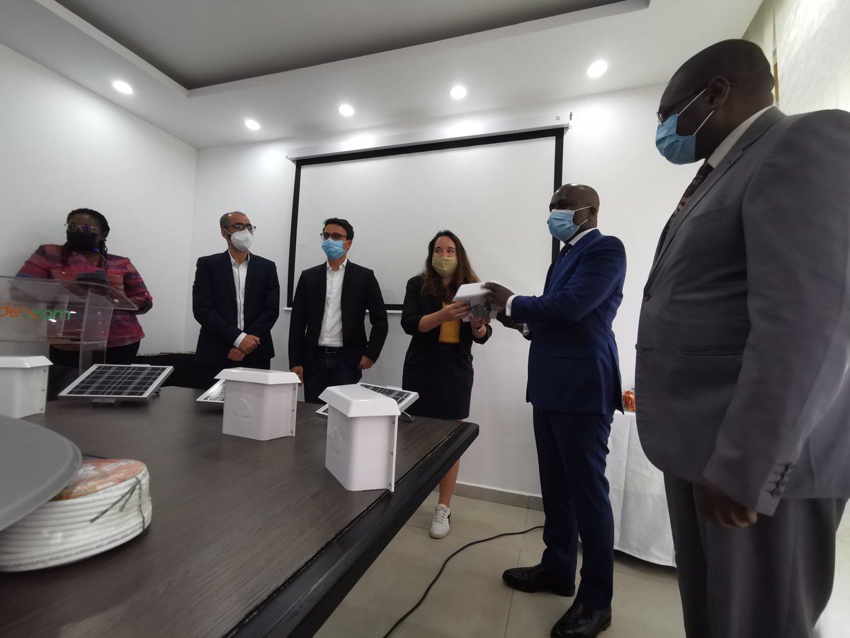 FrenchTechAbj's tweet photo. Installation Phase 1 du Projet #HDRain à la @sodexam, en présence de @France_RCI @JLMoulot @meteofrance. Solution de prévision des précipitations, @HDRain déploie 140 stations déployées sur 80 sites en #Civ225. Cette approche innovante permettra d'anticiper les précipitations. https://t.co/ANvGIdvWia