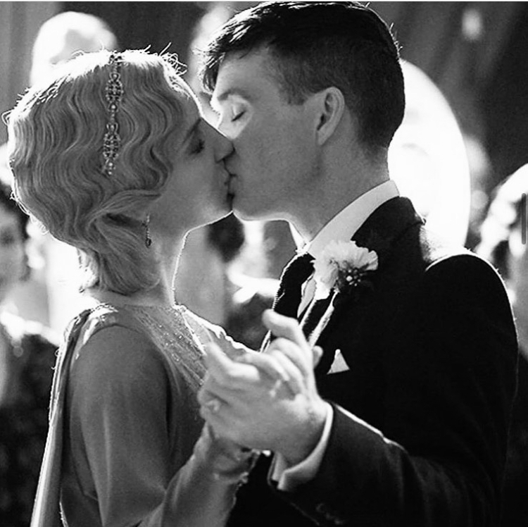 Грейс шелби острые козырьки. Джон шелби свадьба. Джон шелби и эсме. Свадьба шелби. Грейс шелби острые козырьки.