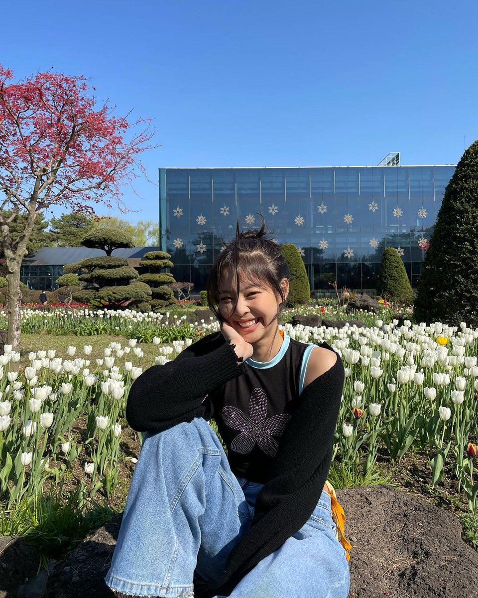 dearubykim's tweet photo. não sou boa com palavras bonitas mas vamos lá... 

jennie kim na primavera https://t.co/2Zz2RqBF1d